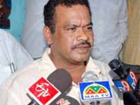 కోమటిరెడ్డి వెంకటరెడ్డిపైకి చెప్పులు విసిరిన తెలంగాణవాదులు