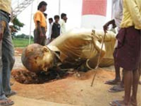 మంత్రి డిఎల్ నియోజకవర్గంలో వైయస్ విగ్రహ దిమ్మె కూల్చివేత