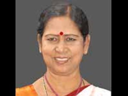 మంత్రి గల్లా అరుణకుమారిని అడ్డుకున్న వైయస్ జగన్ వర్గీయులు