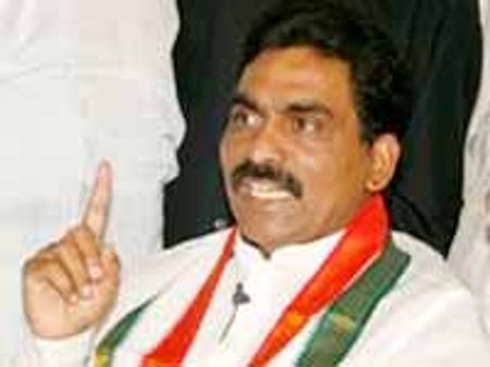 సమైక్యాంధ్రపై నిలదీసిన వ్యక్తిపై చేయి చేసుకున్న ఎంపీ లగడపాటి