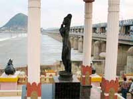 గన్నవరంలో వింత దొంగతనం: చోరీకి గురైన బస్సు పట్టివేత