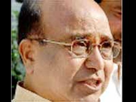 మహిళలకు ఎస్ఎంఎస్‌లు పంపిన అధికారికి ప్రమోషనా: శంకర రావు