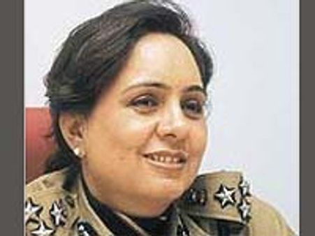 చిక్కుల్లో మహిళా ఐపిఎస్: తేజ్‌దీప్ ప్రాసిక్యూషన్‌కు అనుమతి