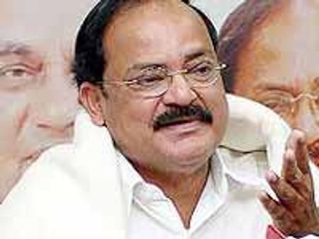 వైఎస్ మరణంతో రాష్ట్రంలో పాలన గాడి తప్పింది: వెంకయ్యనాయుడు