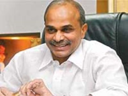 వైఎస్ కుటుంబం కత్తులతోనే పుట్టింది