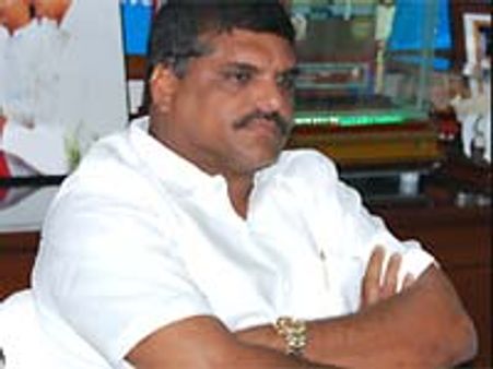 కాకాపై వి హనుమంతరావు, బొత్స సత్యనారాయణ ఎదురు దాడి