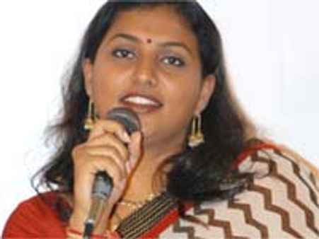 జగన్‌ది జనాకర్షణే కాదు, పదవుల కోసమే చిరు దోస్తీ: రోజా