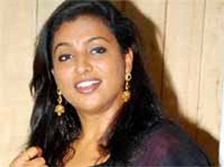 పంచెలు ఊడదీస్తానన్న వారిని పంచెన చేర్చుకున్నారు: రోజా