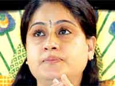 ప్రభుత్వంపై రాములమ్మ శివాలు, పోలీసులపై హెచ్‌ఆర్‌సిలో ఫిర్యాదు