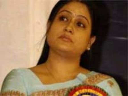 మెదక్ జిల్లాలో తెరాస ఎంపి విజయశాంతి వర్సెస్ మంత్రి సునీతా లక్ష్మారెడ్డి