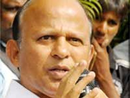 ముఖ్యమంత్రి బంగళాను తనఖా పెట్టండి: దేవేందర్ గౌడ్ ఆగ్రహం