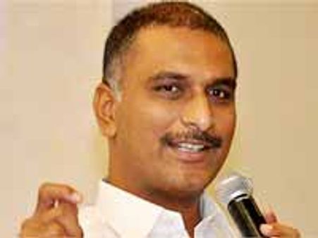 కెసిఆర్‌పై వేలు పడితే హుస్సేన్ సాగర్‌లో ఎత్తి వేస్తాం: హరీష్‌ రావు