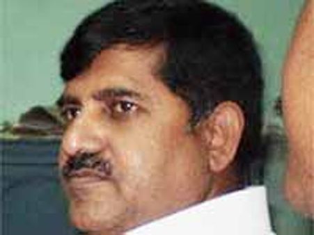 జగన్‌పై పోటీకి వివేకా సిద్ధంగా లేరు: జగన్ వర్గం ఆదినారాయణ రెడ్డి