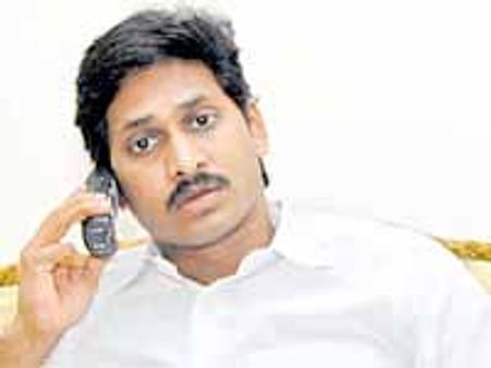 బాబాయ్ వివేకానంద రెడ్డి వస్తానంటే స్వాగతిస్తా: వైయస్ జగన్ వెల్లడి