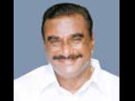 సురేంద్రపై వనమా వర్గం దాడి, పరిస్థితి విషమం: చిరు పరామర్శ