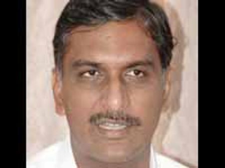 టిఆర్ఎస్ బైక్ ర్యాలీ: తోపులాటలో సొమ్మసిల్లిన హరీష్, అరెస్టు