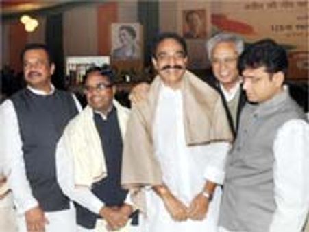 సీమాంధ్ర ఎంపీల కరపత్రాలపై తెలంగాణ ఎమ్మెల్యేల గుర్రు