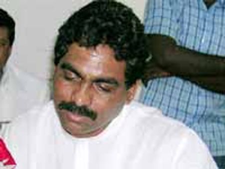 ఎంపీ లగడపాటి దిష్టిబొమ్మ దగ్ధం: భారీగా ట్రాఫిక్ జాం