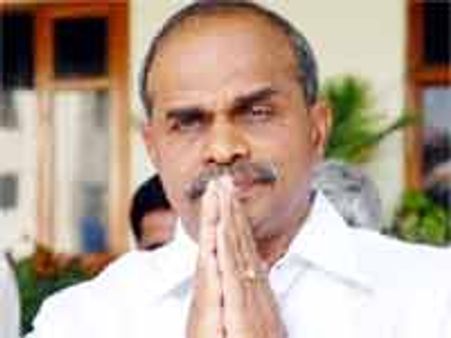 వైయస్ విగ్రహ ఏర్పాటు స్థలంపై టిడిపి, కాంగ్రెసు మధ్య వివాదం