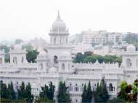 అసెంబ్లీలో తెలంగాణ కరపత్రాల గొడవ: సీమాంధ్రులకు పంచిన కెఎల్ఆర్