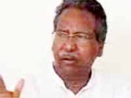 కావూరి ఇంటిముందు టి-లాయర్ల ఆందోళన: ఉండనివ్వమని హెచ్చరిక