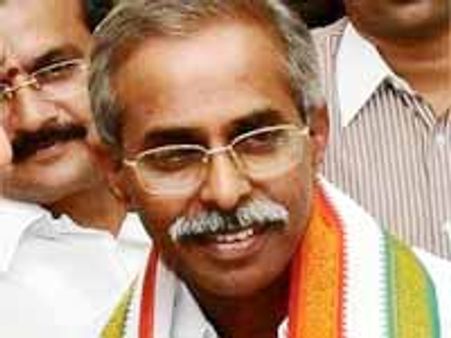 కడప కాంగ్రెసు ఎమ్మెల్సీ అభ్యర్థిగా వైయస్ వివేకానా, వరదరాజులు రెడ్డియా?