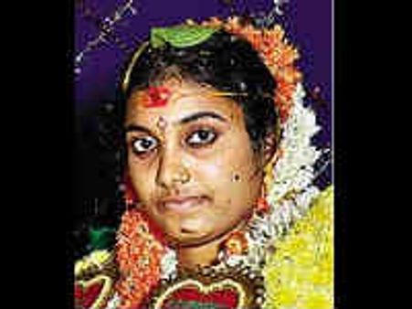 ఇంజనీరింగ్ విద్యార్థిని దారుణ హత్య, భర్తే నరికి చంపాడని ఆరోపణ