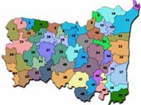 ఉద్యోగినిపై లైంగిక వేధింపులు: చితకబాదిన గ్రామస్తులు