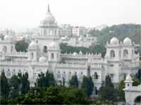 ట్యాంక్‌బండ్ విగ్రహాల ధ్వంసంపై దద్ధరిల్లిన అసెంబ్లీ, వాయిదా