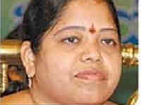 ఒక్క వోటు కోసం 12మంది సిబ్బంది, ఎంపీ ఝాన్సీ ఓటు గల్లంతు