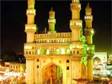 చిట్టీల పేరుతో మహిళ ఘరానా మోసం, రూ.1.40 కోట్లతో పరారీ