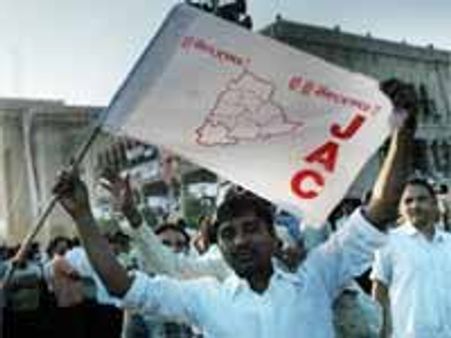 టాంక్‌బండ్‌పై ఓయు జెఏసి పోస్టర్లు: తెలంగాణ విగ్రహాలు పెట్టాలని డిమాండ్