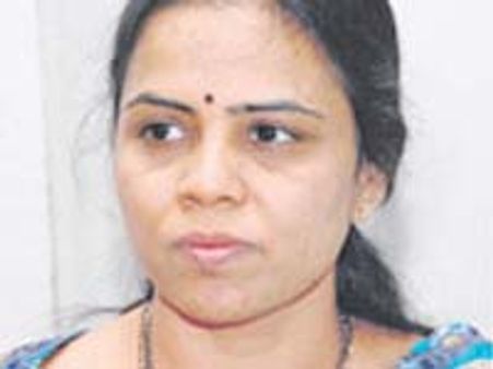 చిరుపై శోభానాగిరెడ్డి ధిక్కారం: పీఆర్పీ విప్ జారీపై డోంట్ కేర్