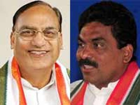 హీరోనని లగడపాటి అనుకుంటున్నారు: గుత్తా సుఖేందర్ రెడ్డి