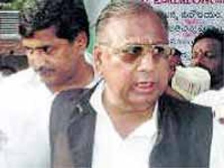 అక్రమాస్తులపై జగన్‌ను ప్రజలే నిలదీస్తారు: వి. హనుమంతరావు