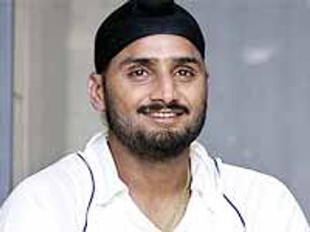 భజ్జీకి ప్రేయసి గీతా బస్రా టోకరా