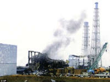 సునామీ తర్వాత జపాన్ అణు రియాక్టర్ల నుంచి బూడిదరంగు పొగ