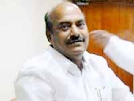 జెసి దివాకర్ రెడ్డి షాక్: అనంతపురంలో టిడిపి అభ్యర్థి గెలుపు