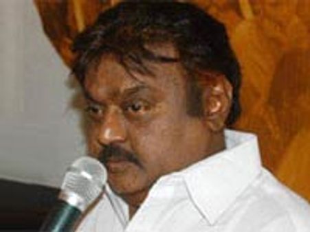 కార్యకర్తను చితకబాదిన విజయ్‌కాంత్: కలైంజ్ఞర్ టీవి పనే అన్న హీరో