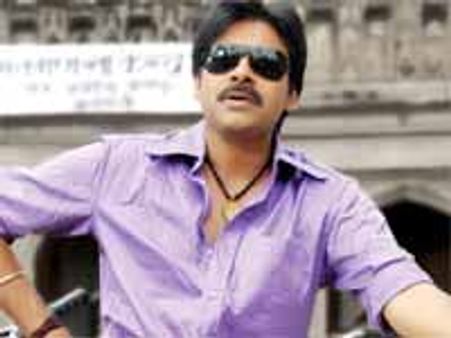 పవన్ కల్యాణ్ తీన్‌మార్ పోస్టర్లపై గుడ్లు, టమోటాలు: ఫ్లెక్సీలు ధ్వంసం