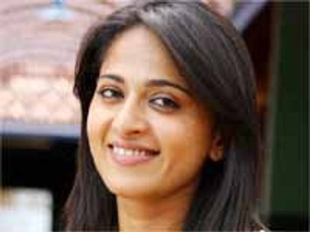 కోర్టు హాజరుపై స్టే పొందిన హీరోయిన్ అనుష్క, విచారణ వాయిదా