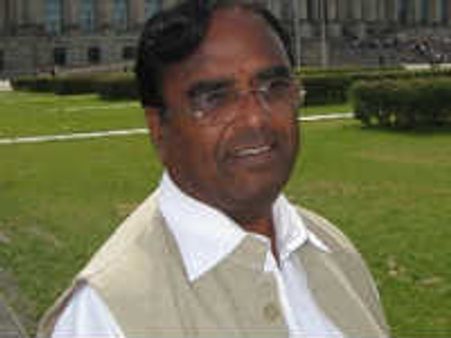 పొన్నాలపై గుడ్లు, టమాటాలు విసిరిన కెయు విద్యార్థులు, లాఠీఛార్జ్