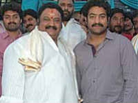 జూ.ఎన్టీఆర్‌తో కలిసి చంద్రబాబు ఇంటికి హరికృష్ణ: పెళ్లికి ఆహ్వానం