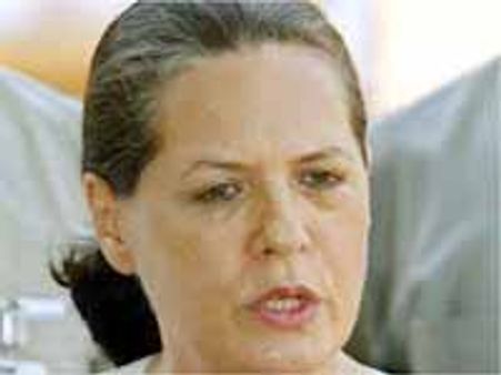 సోనియా గాంధీకి మే టెన్షన్: కేంద్రానికి తెలంగాణ ఉద్యమ సెగ