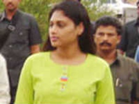 ప్రభుత్వంపై హైకోర్టుకెక్కిన వైయస్సార్ కూతురు షర్మళ
