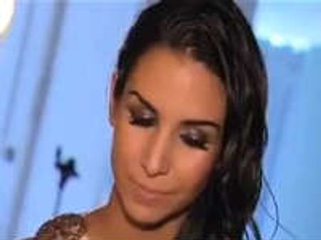 నగ్నంగా ఫోజిచ్చి కుటుంబానికి షాకిచ్చిన టర్కిష్ మోడల్