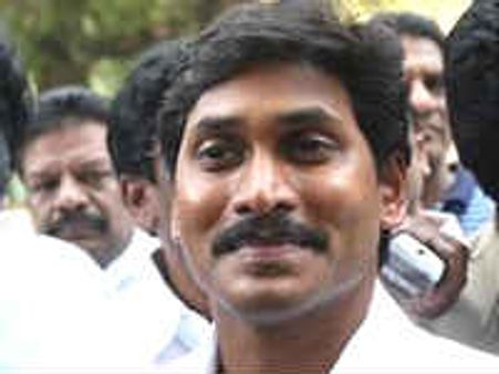 కమలమ్మ తిరిగి రావడం వెనుక యువనేత: సిఎం కిరణ్‌తో జగన్ గేమ్?