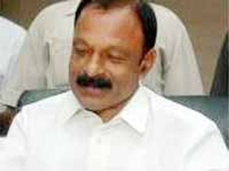 సత్య సాయిబాబా ఆరోగ్యంపై చివరి ప్రయత్నాలు: రఘువీరా రెడ్డి