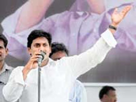 మంత్రులు, చిరంజీవి కలిసి వైయస్ జగన్‌ను ఢీకొట్టగలరా?