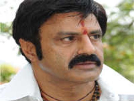 సత్యసాయి మరణం కలచి వేసింది: బాలకృష్ణ, నివాళులర్పించిన బాబు